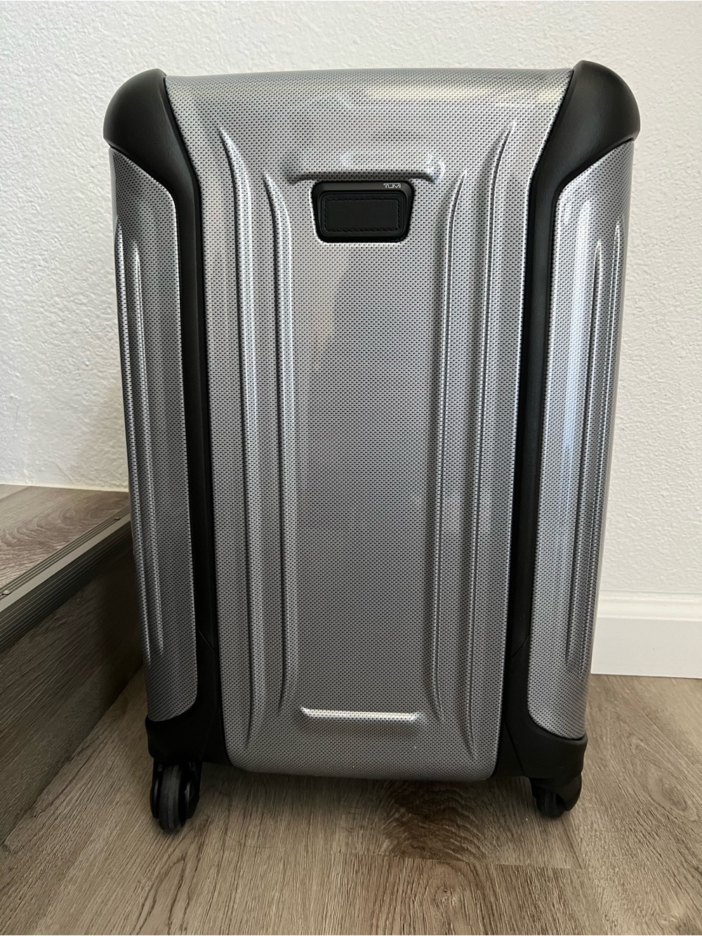 TUMI Vapor Continental 22" Carry On Hard Case Luggage Silver. NWT